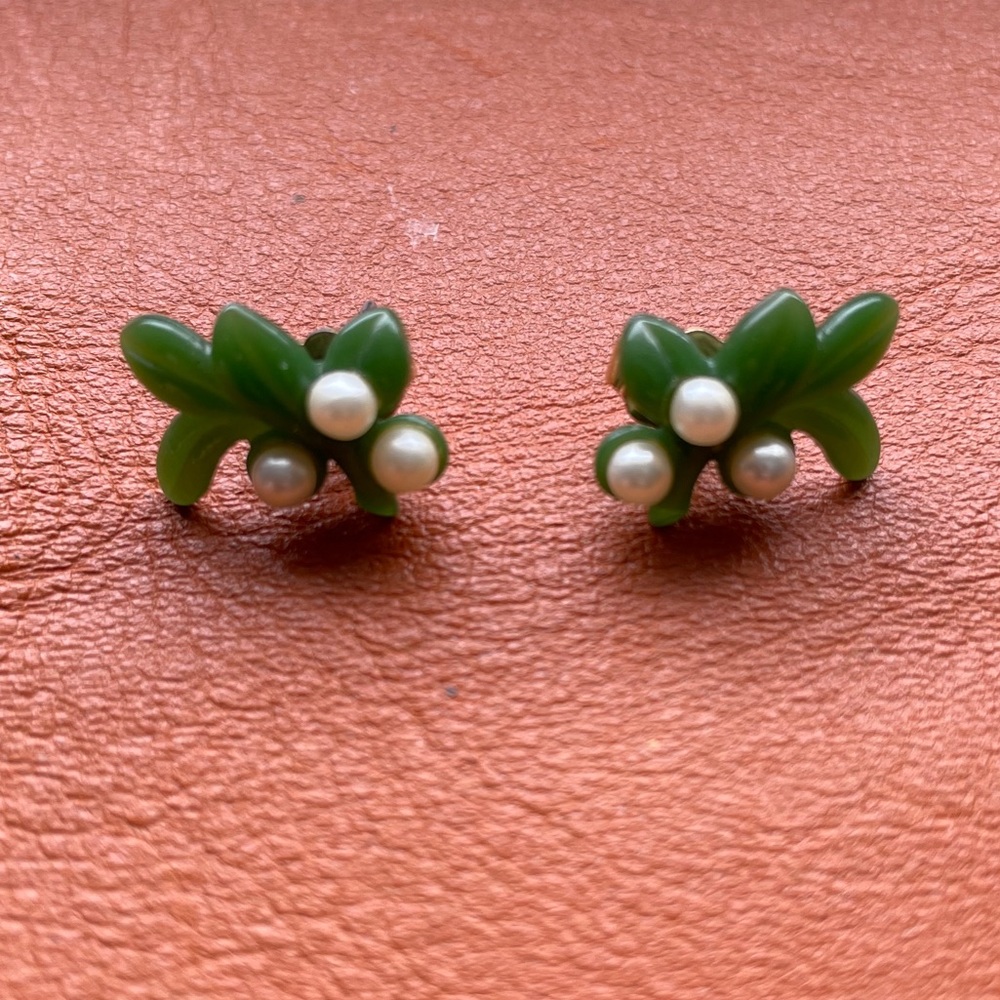 Tiny resin and pearl earrings